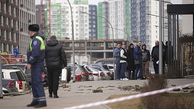 Policista hl�dkuje v rusk� vesnici Sapronovo u Moskvy v bl�zkosti obytn�ho domu, kam spadl sest�elen� ukrajinsk� dron. (11. b�ezna 2025)