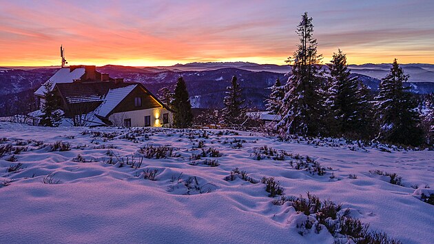 Rozbřesk na Velké Rači. Odtud lze obhlédnout Moravskoslezské Beskydy, vrcholy Pilsko a Babí horu, Malou Fatru a dokonce i vzdálené Tatry.