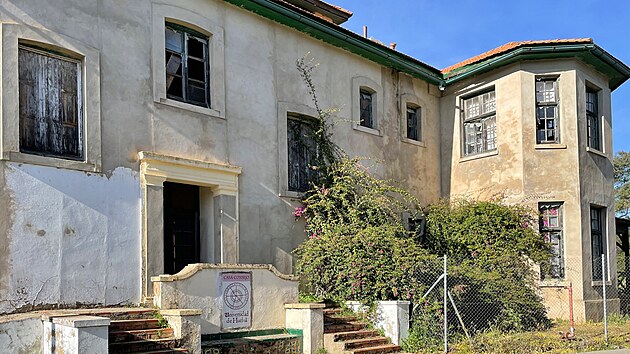 Minas de R�otinto. B�val� �editelsk� vila ve �tvrti Bella Vista je dnes notn� zch�tral�.