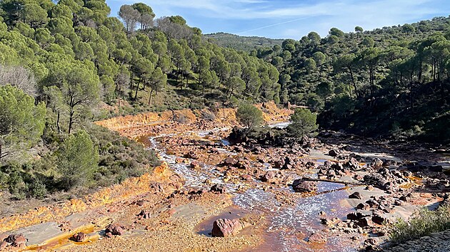 Minas de R�otinto. �eka Rio Tinto m� netypickou barvu, kter� j� dala jm�no.