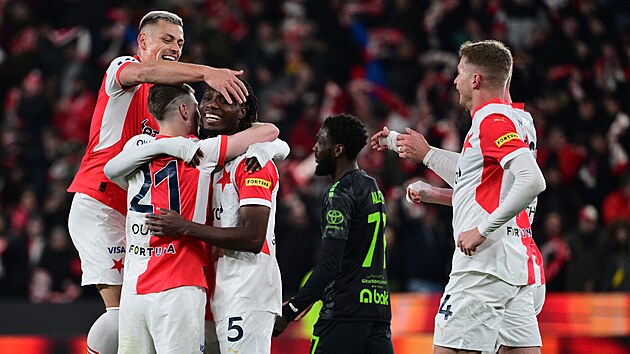 Fotbalisté Slavie se radují z gólu, který vst�elil Igoh Ogbu.