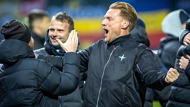 Liberecký trenér Radoslav Ková� se svými kolegy slaví vít�zství nad Spartou.