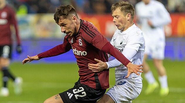 Spar�anský wingbek Mat�j Ryne� je t�sn� brán�n Michalem Hlavatým z Liberce.