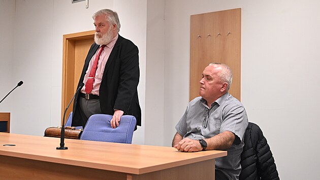 Bval policista Pavol Oprchal (vpravo) obvinn z usmrcen z nedbalosti u zlnskho soudu (11. bezna 2025)