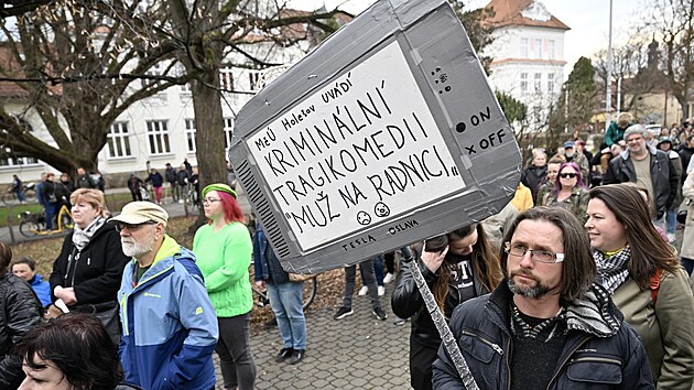 Lid� v Hole�ov� demonstrovali proti st�vaj�c�mu veden� m�sta. (11. b�ezna 2025)
