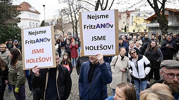 Lid� v Hole�ov� demonstrovali proti st�vaj�c�mu veden� m�sta. (11. b�ezna 2025)