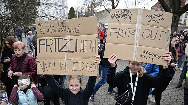 Lid� v Hole�ov� demonstrovali proti st�vaj�c�mu veden� m�sta. (11. b�ezna 2025)