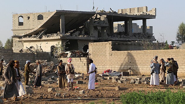 Lid� se shroma��uj� na trosk�ch domu zasa�en�ho americk�m �derem v jemensk� Saad�. (16. b�ezna 2025)