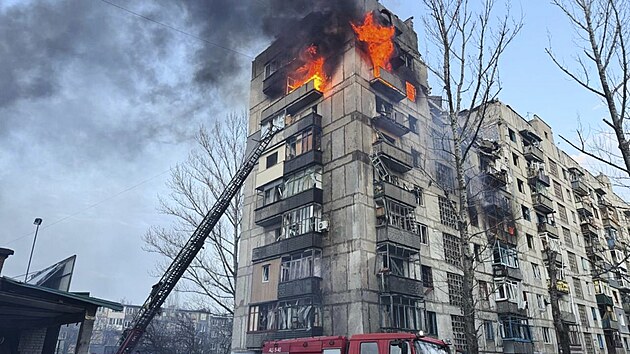 Na sn�mku poskytnut�m ukrajinskou z�chrannou slu�bou hasi�i has� po��r po�kozen� budovy po rusk�m �deru v Kost�ntynivce v Don�ck� oblasti. (13. b�ezna 2025)