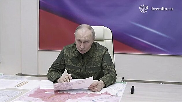 Na sn�mku z videoz�znamu zve�ejn�n�ho tiskovou slu�bou rusk�ho prezidenta ve st�edu 12. b�ezna 2025 hovo�� rusk� prezident Vladimir Putin b�hem n�v�t�vy vojensk�ho velitelstv� v Kursk� oblasti v Rusku.