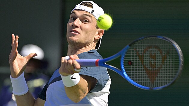 Britsk� tenista Jack Draper hraje forhend ve fin�le turnaje v Indian Wells.