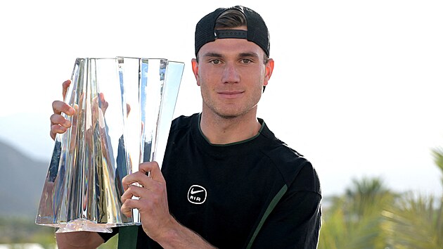 Britsk� tenista Jack Draper p�zuje s trofej� pro �ampiona turnaje v Indian...