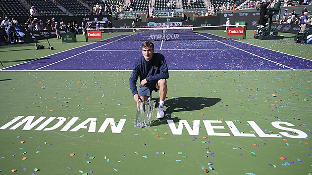 Britsk� tenista Jack Draper p�zuje s trofej� pro v�t�ze turnaje v Indian Wells.