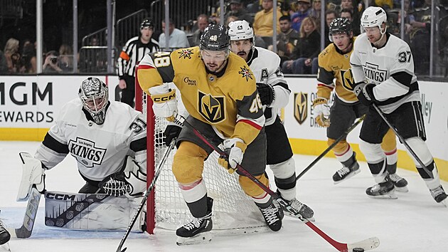 Tom Hertl se sna natlait ped branku Los Angeles.