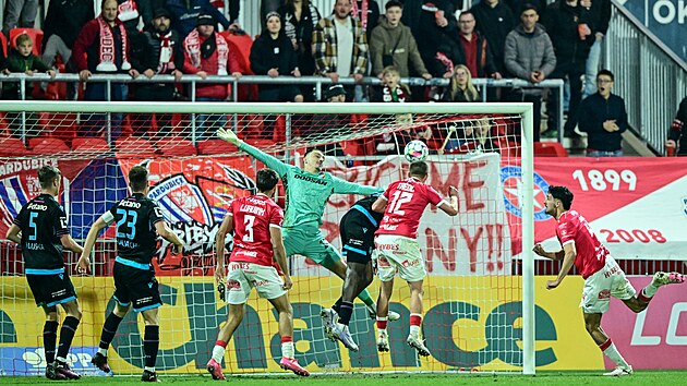 Plze�ský branká� Martin Jedli�ka v akci proti Pardubicím.