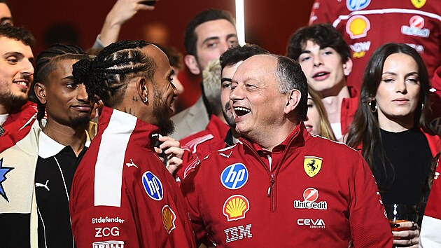 Lewis Hamilton v rozhovoru s Frédéricem Vasseurem, �éfem stáje Ferrari.