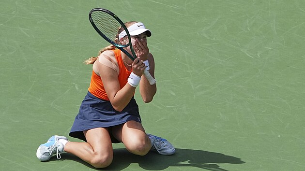 Emoce Mirry Andrejevov� po v�h�e nad Arynou Sabalenkovou.