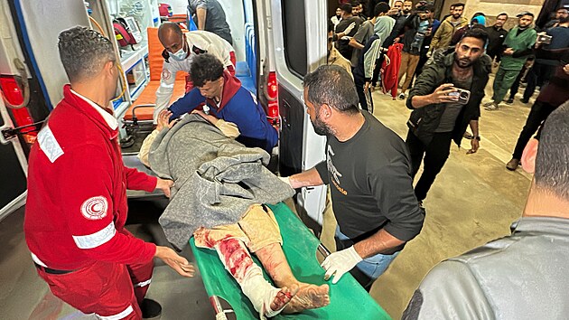 Zdravotn�ci p�iv�ej� zran�n�ho Palestince po izraelsk�ch �derech do nemocnice Nasser v Ch�n J�nisu na jihu p�sma Gazy. (18. b�ezna 2025)
