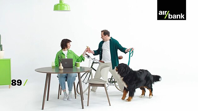 Z reklam Air Bank zmizel i hodný bankéř. Hlavní roli v nich dostali klienti