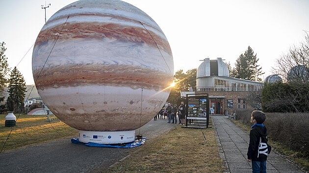 Hvzdrna ve Valaskm Mezi pedstavila nov robotick dalekohled, kter umon pozorovat i slabji viditeln svteln objekty a poizovat atraktivn fotografie. (bezen 2025)