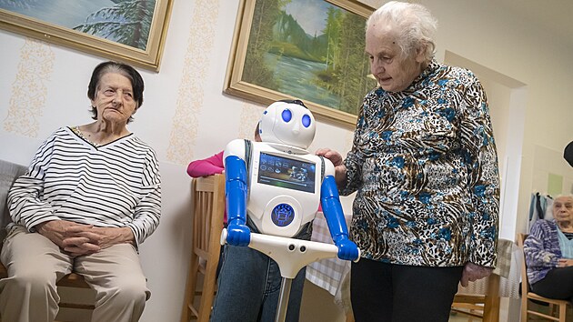 Sociln robot Robin s umlou inteligenc pomh klientm Domova pro seniory Uhersk Hradit zmrnit pocit osamlosti. (bezen 2025)