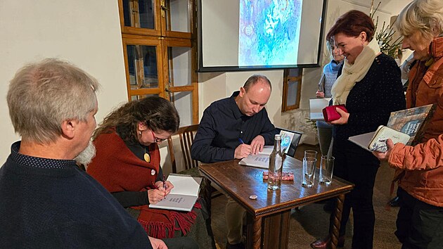Mstsk muzeum Valask Klobouky vydalo knihu o architektovi a mstnm rodkovi Hubertu Gessnerovi. Jmenuje se Hubert Gessner. Kdy svt byl jet malunk. Autory jsou historik Petr Odehnal a vtvarnice Ludmila Vakov. (na snmku podepisuj knihu) (bezen 2025)