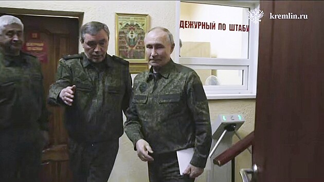 Rusk� prezident Vladimir Putin na n�v�t�v� Kursk� oblasti. Setkal se zde s n��eln�kem rusk�ho gener�ln�ho �t�bu Valerijem Gerasimovem. (12. b�ezna 2025)