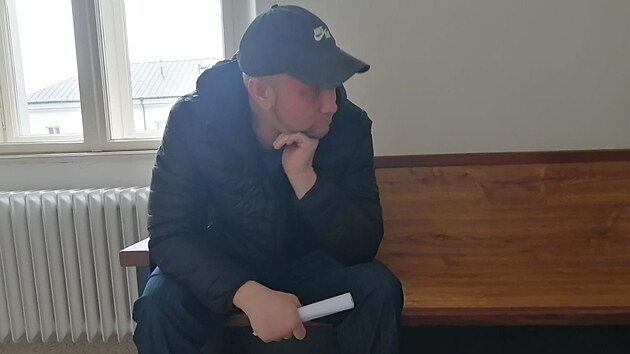 Mu obalovan z rabovn v dob povodn v Opav ek na soudn len. (13. bezna 2025)