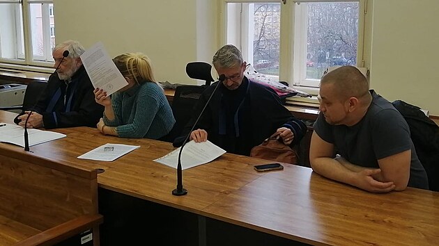 Mu se svou kamardkou v jednac sni Okresnho soudu v Opav, kde se zpovdaj z rabovn v dob povodn. (13. bezna 2025)