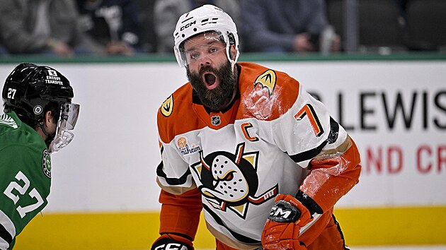 Radko Gudas se zvedl po hitu z ledu.