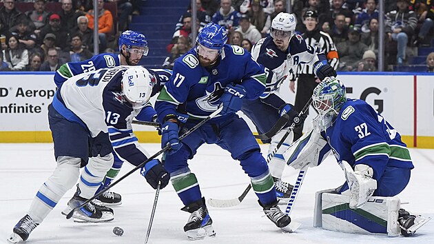 Filip Hronek bojuje p�ed brankou Vancouveru o kotou�.