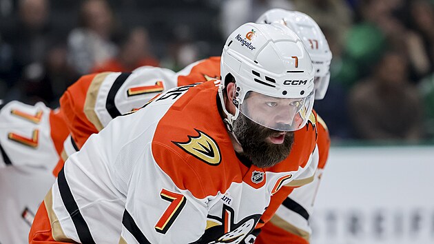 Radko Gudas se p�ipravuje na vhozen� puku na led.