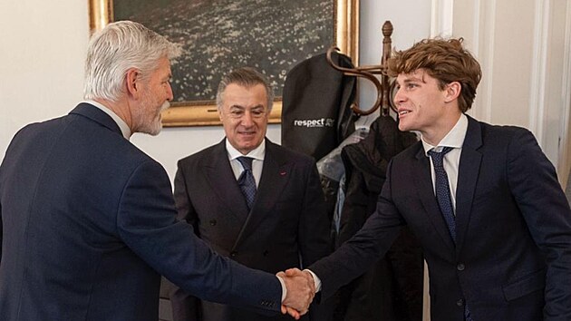 Roman Stank si podv ruku s prezidentem Petrem Pavlem. V pozad je bval pilot F1 Jean Alesi.