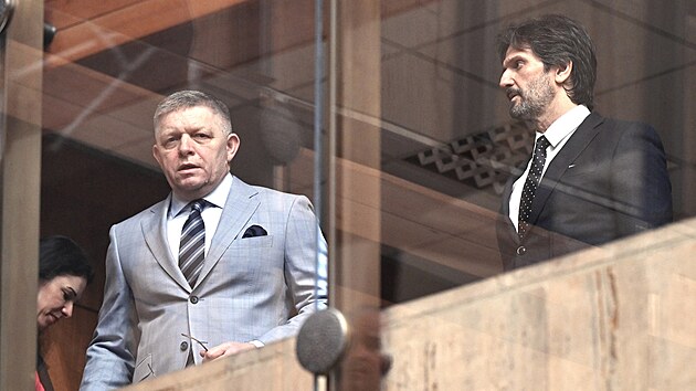 Slovensk� premi�r Robert Fico a ministr obrany Robert Kali��k (zleva, 6. b�ezna 2025)