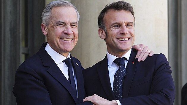 Kanadsk� premi�r Mark Carney (vlevo) se v Pa��i se�el s francouzsk�m prezidentem Emmanuelem Macronem. (17. b�ezna 2025)