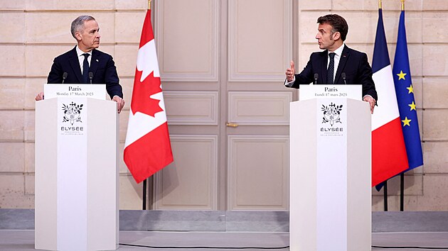 Kanadsk� premi�r Mark Carney (vlevo) se v Pa��i se�el s francouzsk�m prezidentem Emmanuelem Macronem. (17. b�ezna 2025)