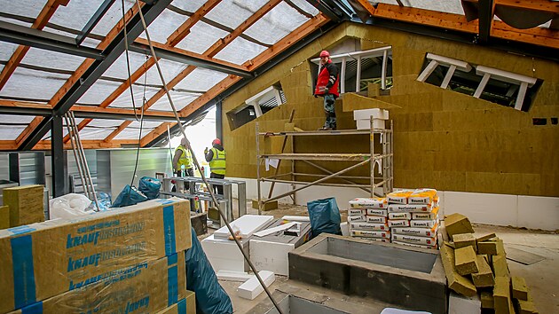 Velkou st prostoru pod stechou zabere vzduchotechnika. Na konci nora tady stavbai tak nkter sti zateplovali.