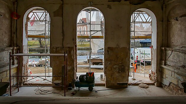 Pohled na hlavn vchod, eku Mali a budovu soudu na druhm behu.