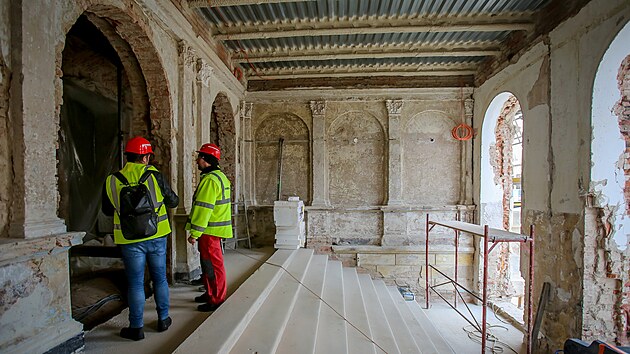 Schodit u hlavnho vstupu zstane zachovan.