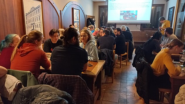 Speciln kvz o Harrym Potterovi naplnil budjovickou restauraci Beseda. Potvrdilo se, e fenomn kouzelnickho un trv i po 25 letech.
