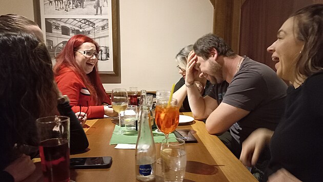 Speciln kvz o Harrym Potterovi naplnil budjovickou restauraci Beseda. Potvrdilo se, e fenomn kouzelnickho un trv i po 25 letech.