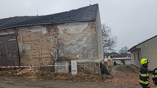 V sobotu byli vysl�ni hasi�i do obce H�ry, kde hrozilo, �e se z��t� st�echa stodoly.