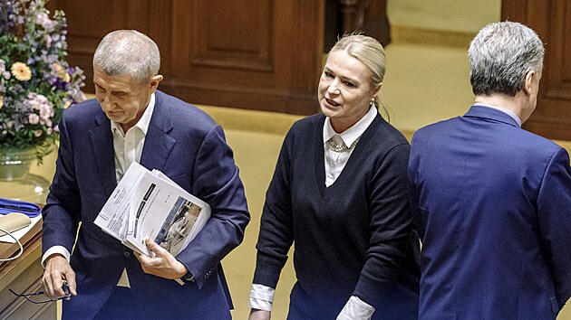 P�edseda ANO Andrej Babi� a ministryn� obrany Jana �ernochov� p�i jedn�n� Sn�movny (�14. b�ezna 2025)