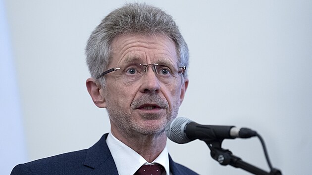 P�edseda Senátu Milo� Vystr�il po sch�zce ústavních �initel� na Pra�ském hrad�
