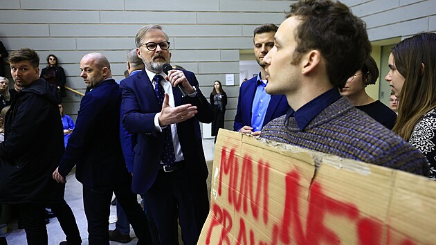 Debatu premiéra Petra Fialy na Fakultě sociálních studií Masarykovy univerzity v Brně přerušil protest asi dvou desítek mladých lidí, kteří tuto akci označili za předvolební kampaň. (17. března 2025)