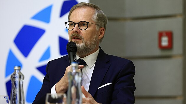 Debatu premira Petra Fialy na Fakult socilnch studi Masarykovy univerzity v Brn peruil protest asi dvou destek mladch lid, kte tuto akci oznaili za pedvolebn kampa. (17. bezna 2025)