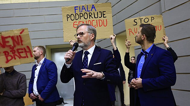 Debatu premiéra Petra Fialy na Fakultě sociálních studií Masarykovy univerzity v Brně přerušil protest asi dvou desítek mladých lidí, kteří tuto akci označili za předvolební kampaň. (17. března 2025)
