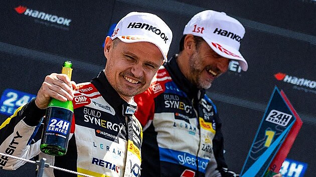 Jarek Jani� v roli ��fin�en�ra t�mu Rowe, tov�rn�ho t�mu BMW, ve vytrvalostn�...