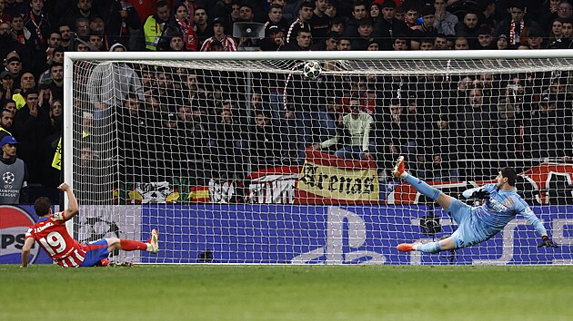 Argentinsk� �to�n�k Juli�n �lvarez z Atl�tika Madrid prom��uje pokutov� kop v...