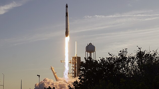 Z mysu Canaveral na Florid� ve Spojen�ch st�tech �sp�n� odstartovala raketa Falcon 9 spole�nosti SpaceX se �ty�mi astronauty na palub�. (15. b�ezna 2025)